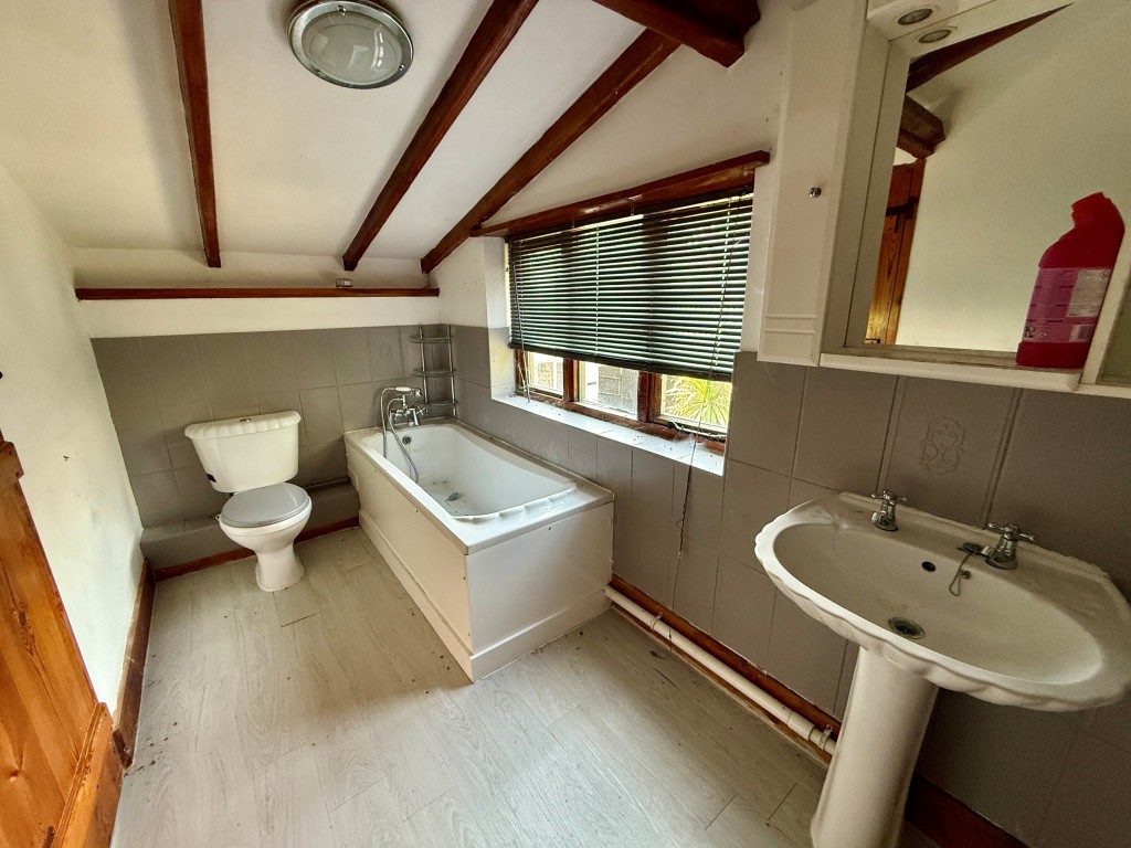 Lot: 80 - EQUESTRIAN FACILITY - INDOOR MANÈGE, STABLES, PADDOCKS AND ACCOMMODATION - Flat five - Bathroom with W.C.